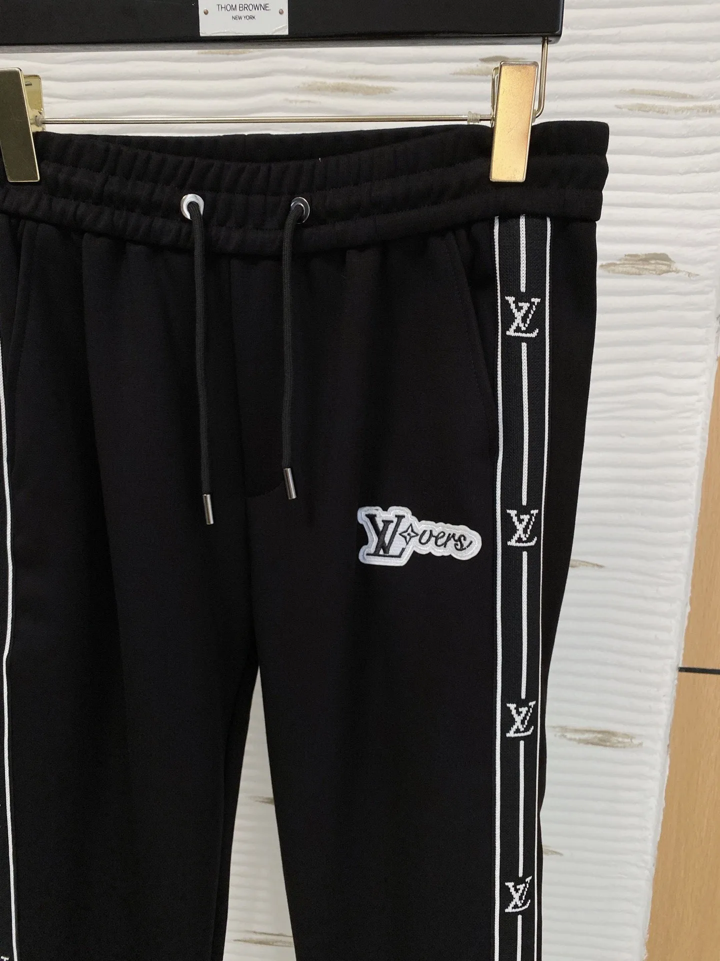 🅿️540 [LV Louis Vuitton] hot-selling suit is coming. Focus on the original version of the official website. 2025 new hot-selling round neck sweatshirt suit. The original order is the best 🇭🇰. It is the meticulous work of top designers for a fitting and perfect upper body effect. All-natural high-quality Tencel Roman cotton 100%, close-fitting comfort, noble and elegant! Original hardware embodies elegance and nobility! Counter size: M-3XL (maximum wear up to 190 pounds)